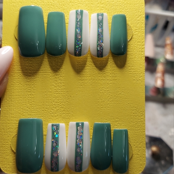 Green and White Glitter Nails - Picture 5 of 8